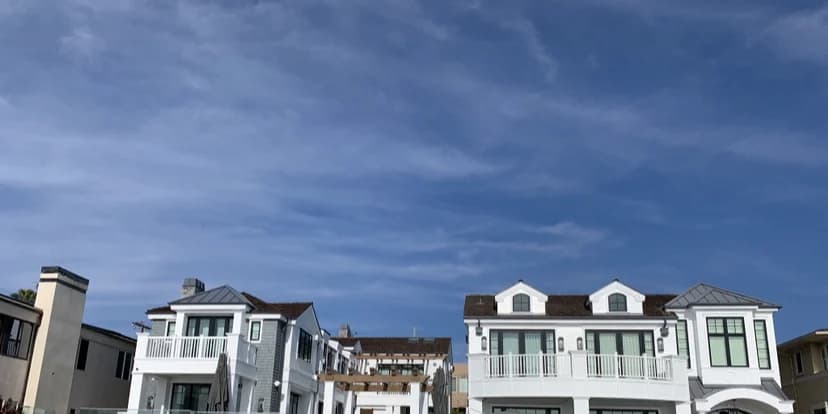 Large California residences viewed from a neighborhood street